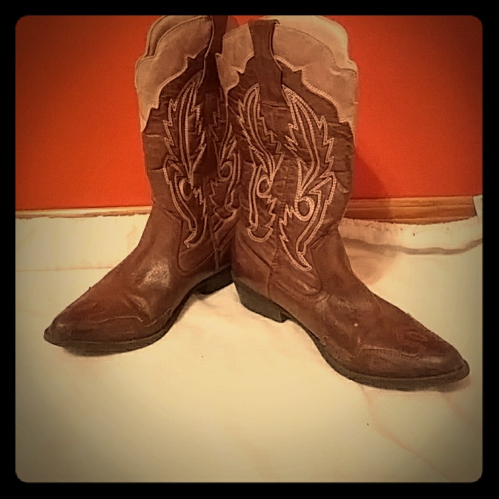 Cowgirl boots size 8